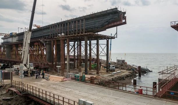На Крымском мосту началось сооружение железнодорожных пролетов - tvspb.ru