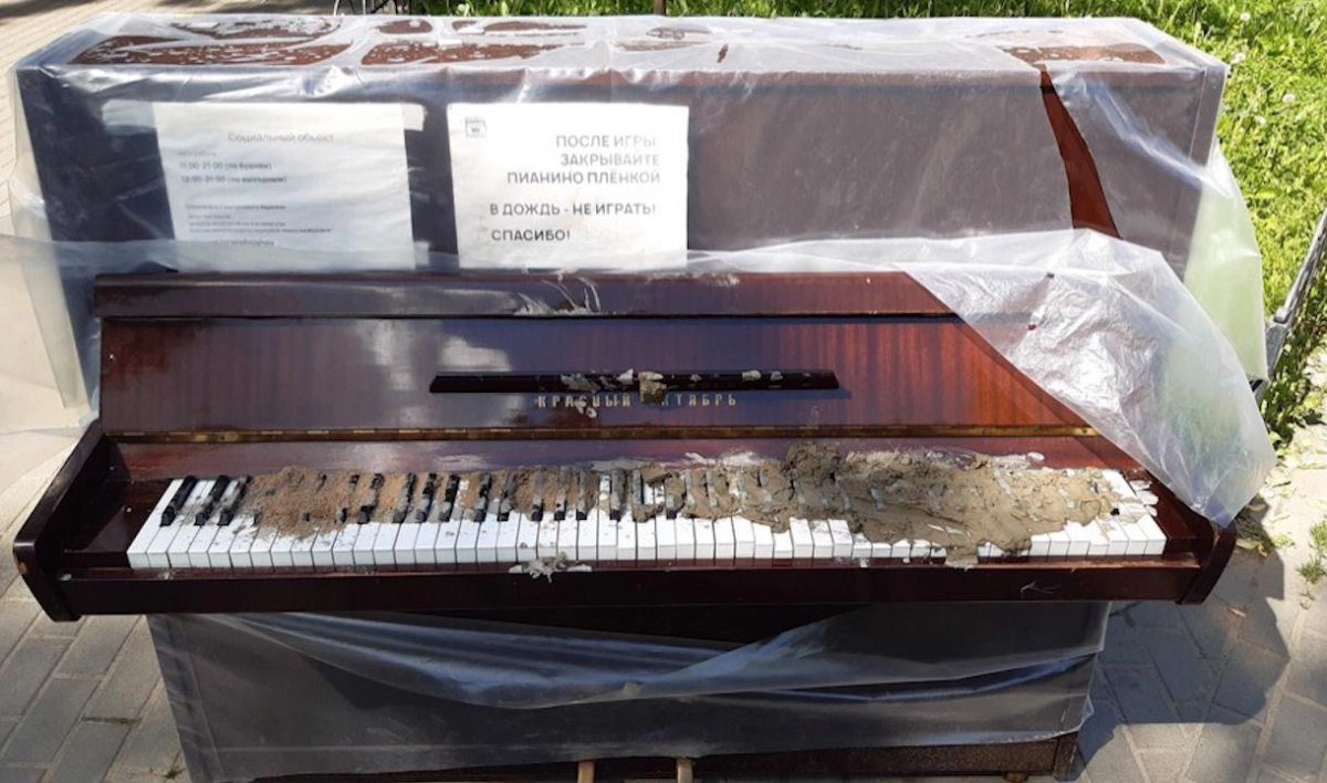 Вандалы залили клавиатуру уличного пианино на Петроградке цементом - tvspb.ru