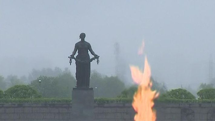 Торжественно-траурная церемония возложения венков на Пискаревском мемориальном кладбище в честь 73-летия полного освобождения Ленинграда от фашистской блокады