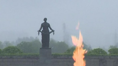 Торжественно-траурная церемония возложения венков на Пискаревском мемориальном кладбище в честь 73-летия полного освобождения Ленинграда от фашистской блокады