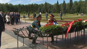 Церемония возложения венков на Пискаревском кладбище