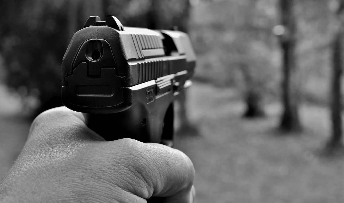 В Петербурге мужчина во время ссоры выстрелил в своего брата из травматического пистолета - tvspb.ru