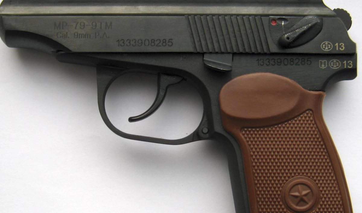 Мигрант незаконно купил пистолет Макарова и разъезжал с ним по Петербургу - tvspb.ru