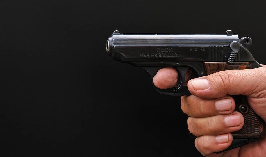 В Калининском районе пьяный мужчина выстрелил в знакомую из травматического пистолета - tvspb.ru