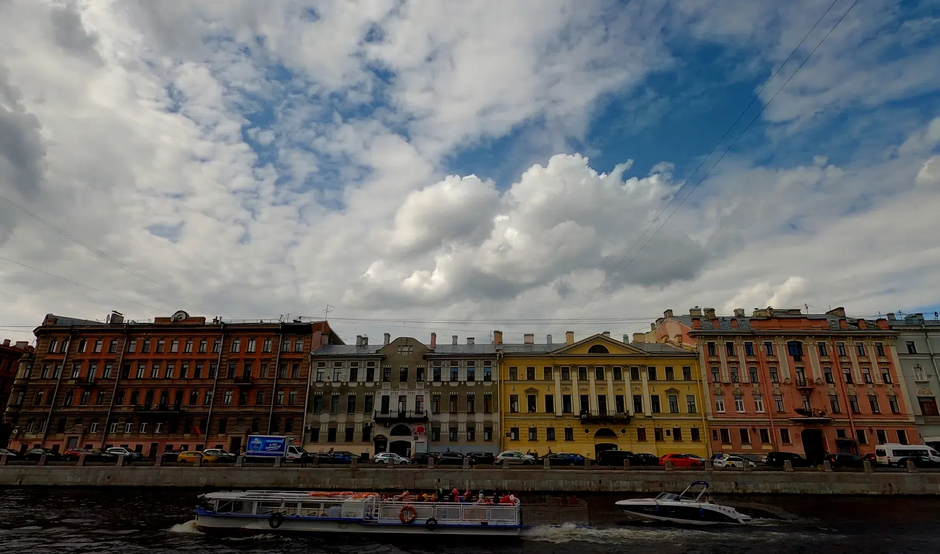 Петербург тепло. Питер лето. Питер летом фото. Санкт-Петербург дождь разделён на два. Град летом в СПБ 2017.