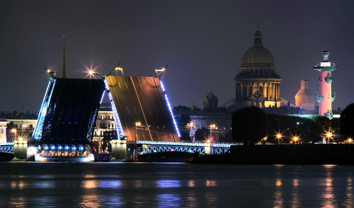 В Петербурге включат подсветку мостов и фасадов зданий на набережных