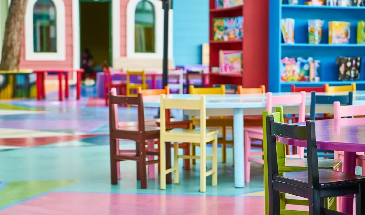 Полуголый мужчина устроил погром в детском саду Красногвардейского района - tvspb.ru