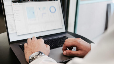 Автор популярного мема про котов хочет зарегистрировать товарный знак «Наташа, мы все уронили»