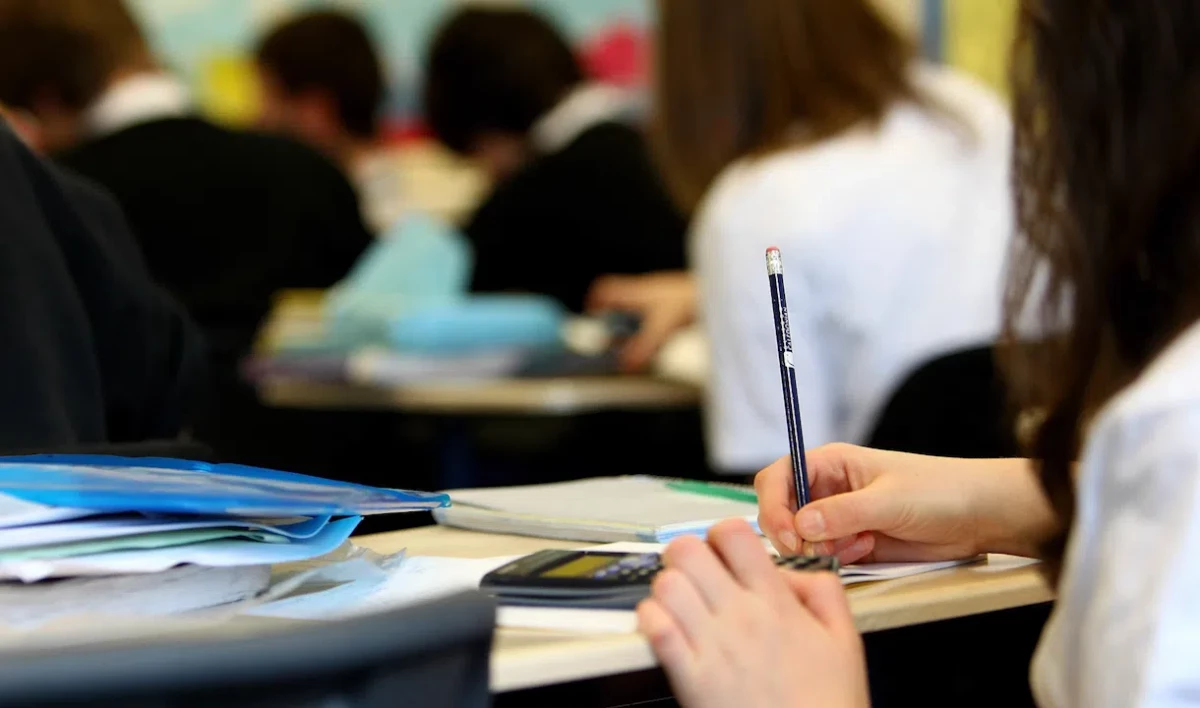 Петербургские школьники смогут заниматься в смешанном формате до конца учебного года - tvspb.ru