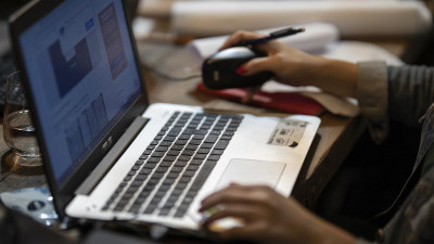 Работа по дому и увольнения. Как женщины и экономика страдают от коронакризиса