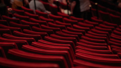 Театры Петербурга начали внедрять постановки с сурдопереводом и субтитрами