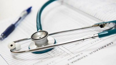 Мясников назвал три симптома «омикрона», требующих вызова скорой