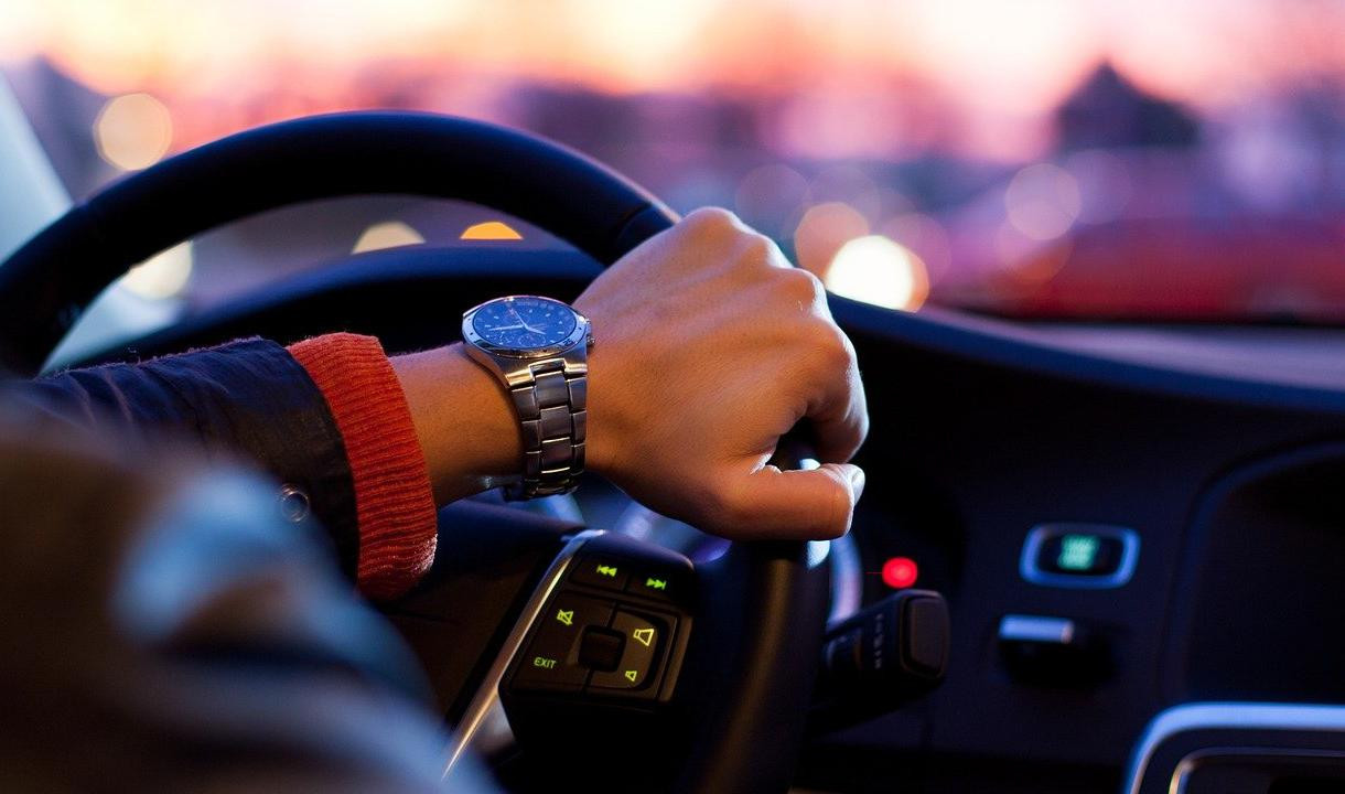 Гейт в машине. Машина вторая жена. Машина тома харди. Мужчина в дорогой машине. Езда на машине.