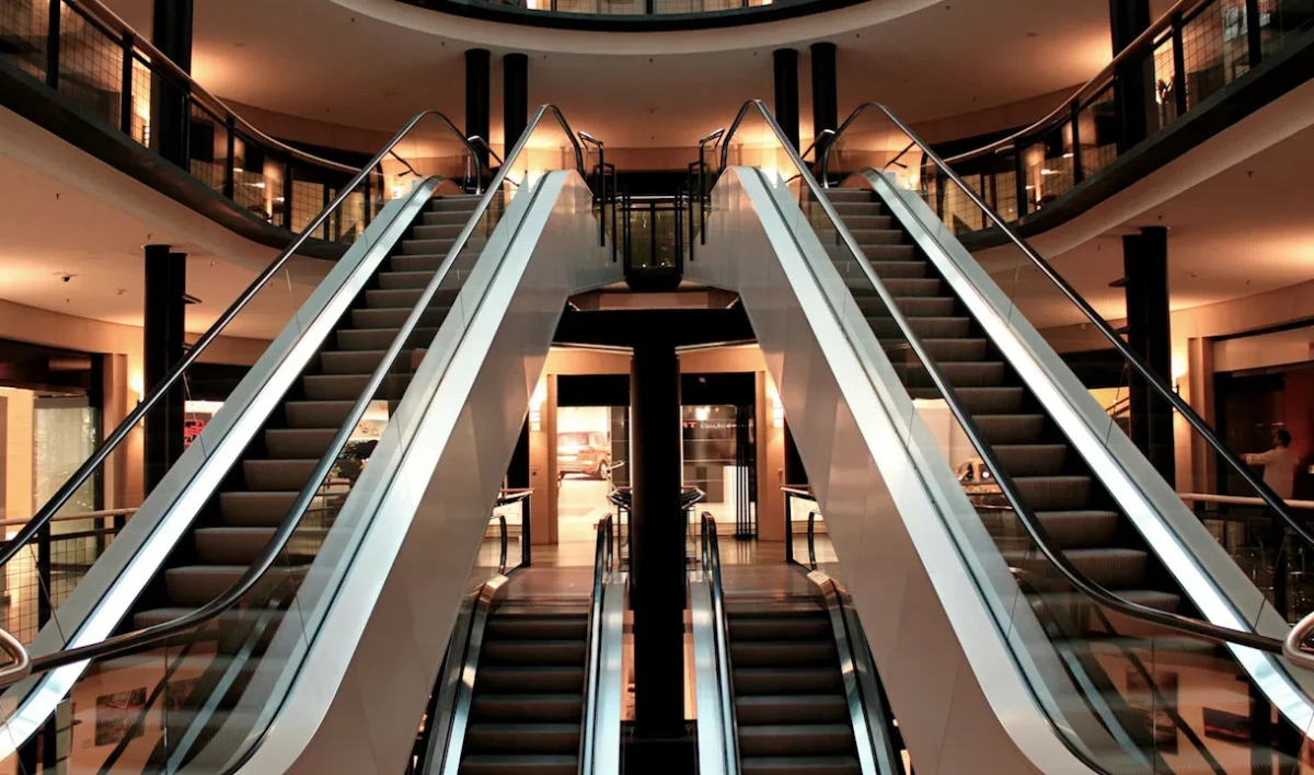 За год в Петербурге выросли доходы компаний в сферах торговли, банков и услуг - tvspb.ru