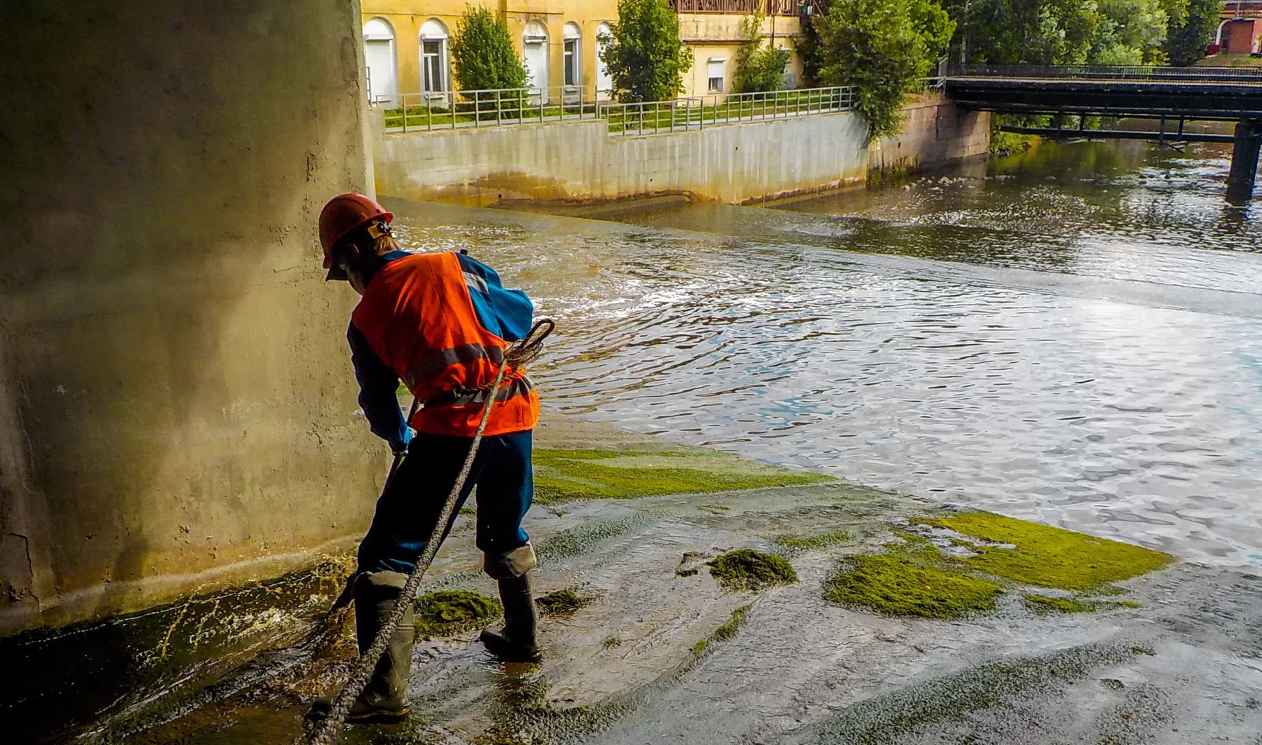 Плотину Ижорского водохранилища в Колпино очистили от мусора и  растительности | Телеканал Санкт-Петербург