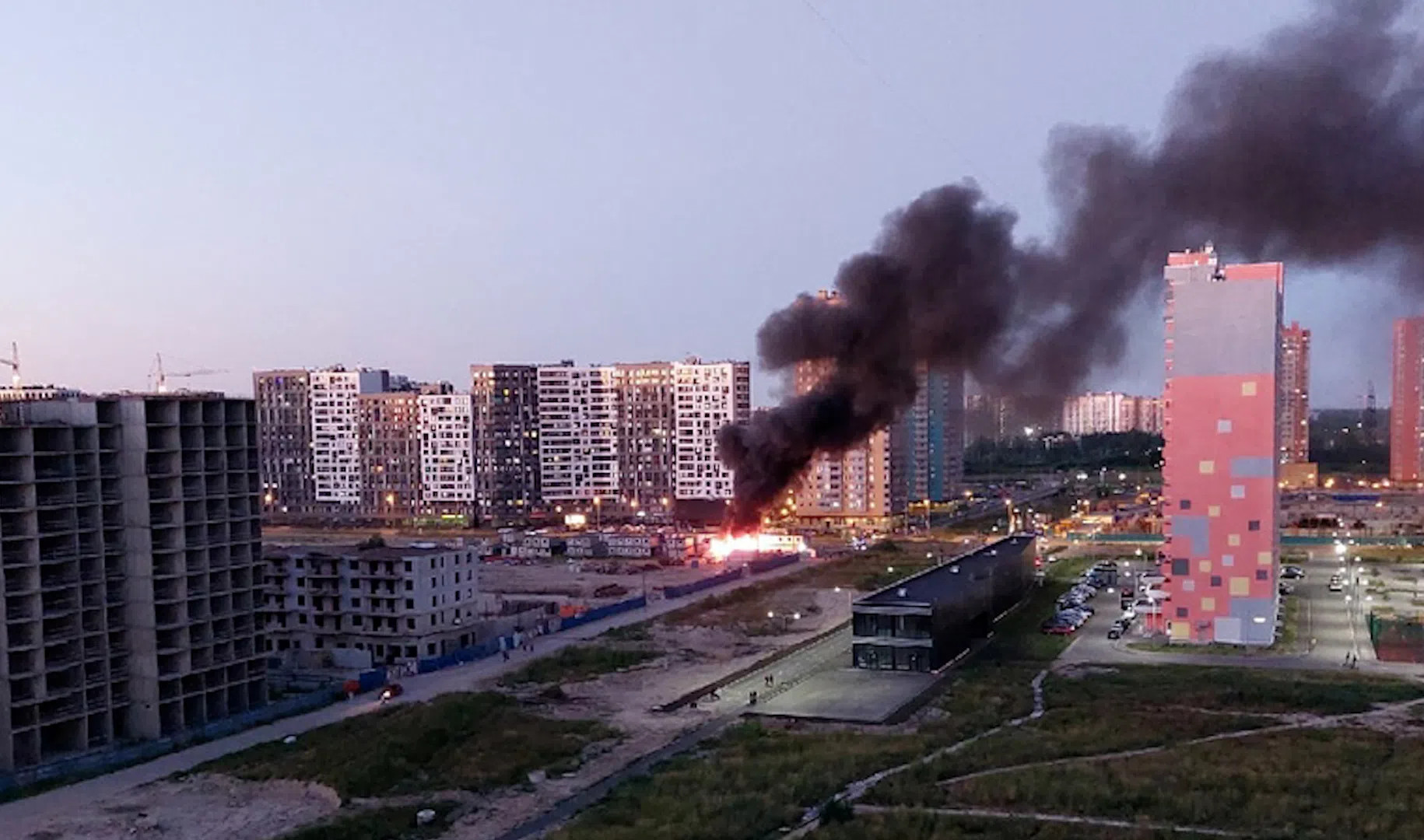 Новости мурино. Пожар в Мурино. Пожар на стройке в Мурино. Взрыв в Мурино. Стройка на Петровском бульваре Мурино.