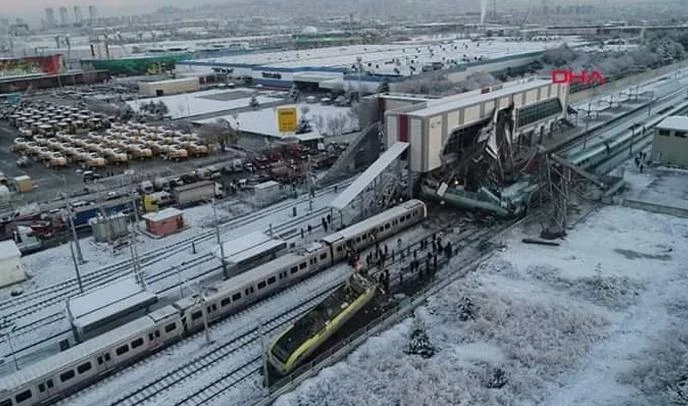 Скоростной поезд сошел с рельсов в Турции - tvspb.ru