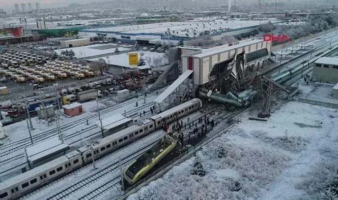 Число жертв в железнодорожной аварии в Турции возросло до девяти человек - tvspb.ru
