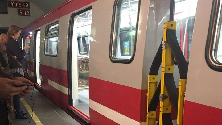 На красной ветке петербургского метро сломался поезд - tvspb.ru