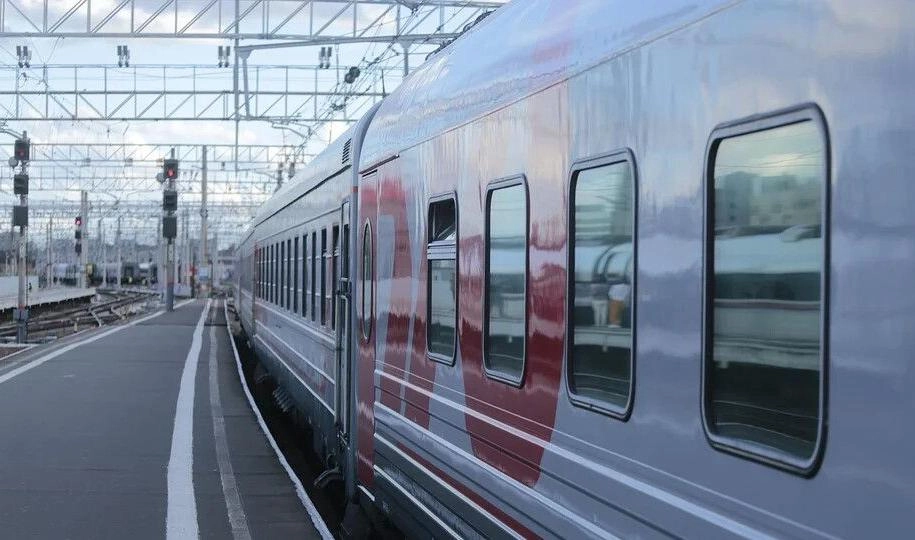 Пассажиров поездов с годовщиной Великой Победы будут поздравлять актеры и музыканты - tvspb.ru