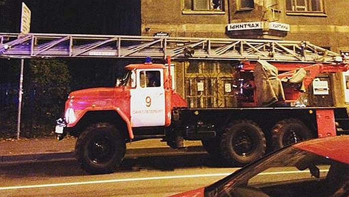 Пожар произошел в расселенном доме на Большой Пушкарской, копится пробка - tvspb.ru