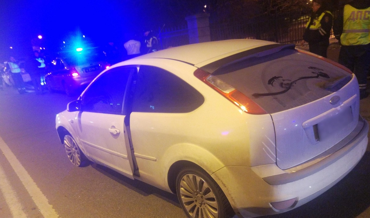 Очевидцы: Пьяный водитель наехал на сотрудника ГИБДД, уходя от погони - tvspb.ru
