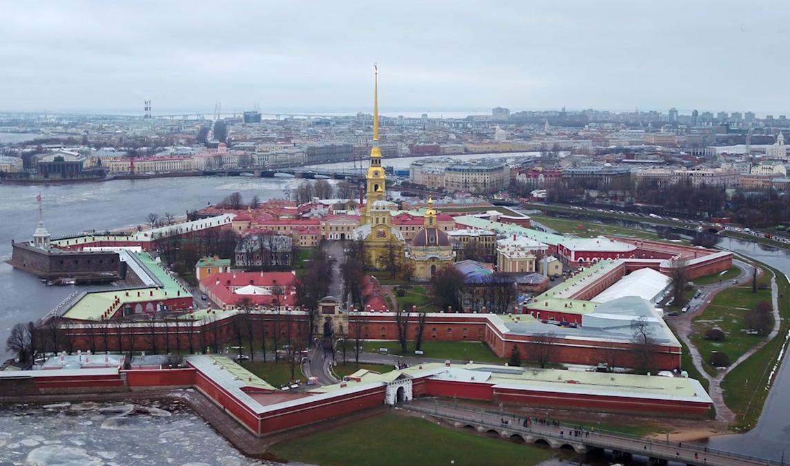 Петропавловская крепость метро ближайшее в санкт петербурге. Меншиков Бастион Петропавловской крепости. Земляной вал Петропавловской крепости. Перестройка Петропавловской крепости. Дерево-Земляная Петропавловская крепость.