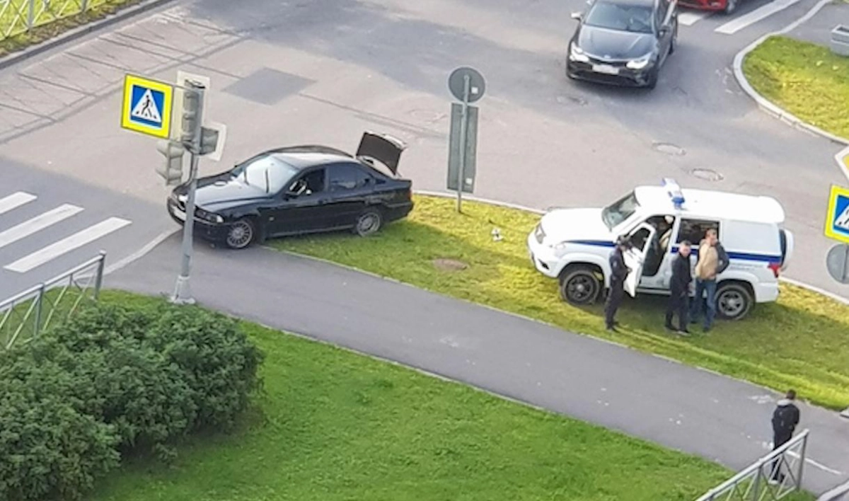 У водителя BMW, убегавшего от полиции, обнаружили пакетики с растительным наркотиком - tvspb.ru