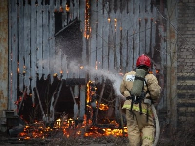 Пожар тушат на территории Петербургского трамвайно-механического завода - tvspb.ru