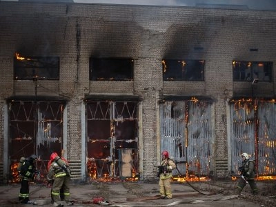 Площадь пожара на Чугунной увеличилась до 800 квадратных метров - tvspb.ru