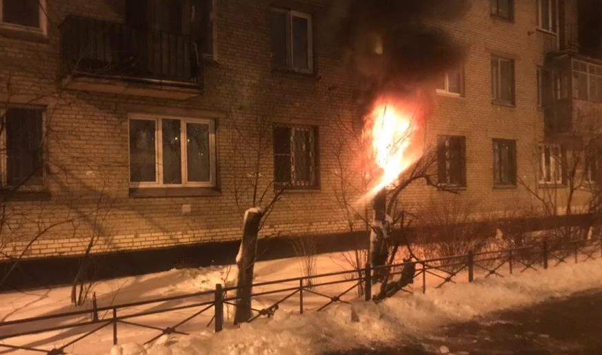 15 пожарных тушили квартиру на проспекте Народного Ополчения - tvspb.ru