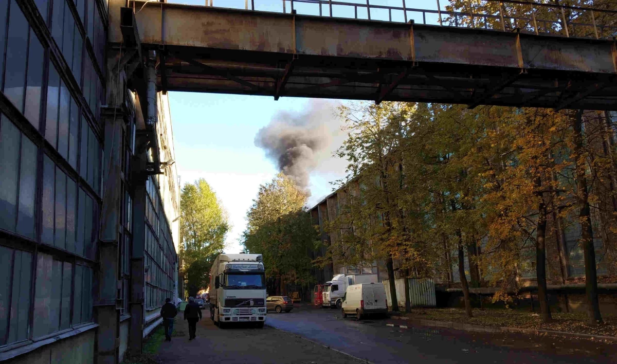 Очевидцы сообщают о пожаре на Кировском заводе - tvspb.ru