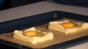 Быстрый завтрак: яичница в слоёном тесте