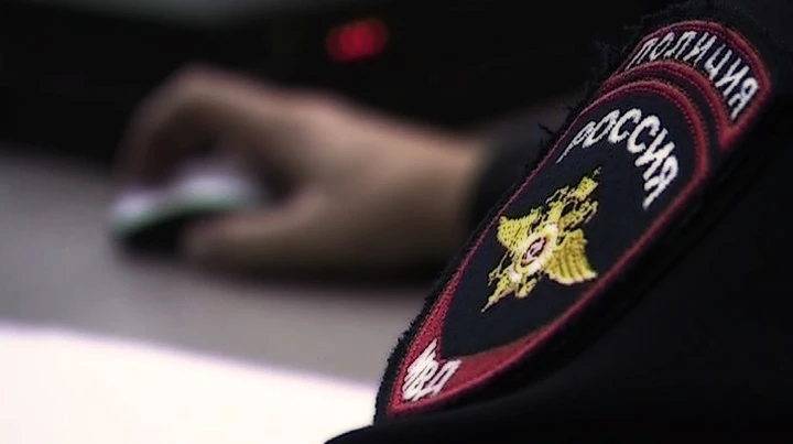 В петербургском гараже полицейские нашли почти 20 кг наркотиков и деньги - tvspb.ru