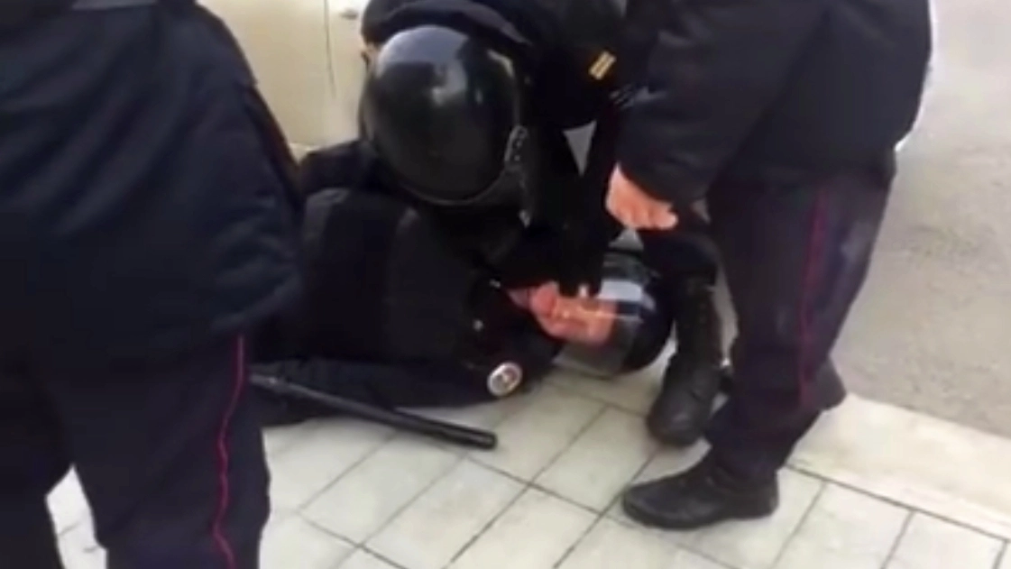 В Москве сотрудник ОМОНа потерял сознание после того, как его ударил ногой по голове участник протестной акции - tvspb.ru