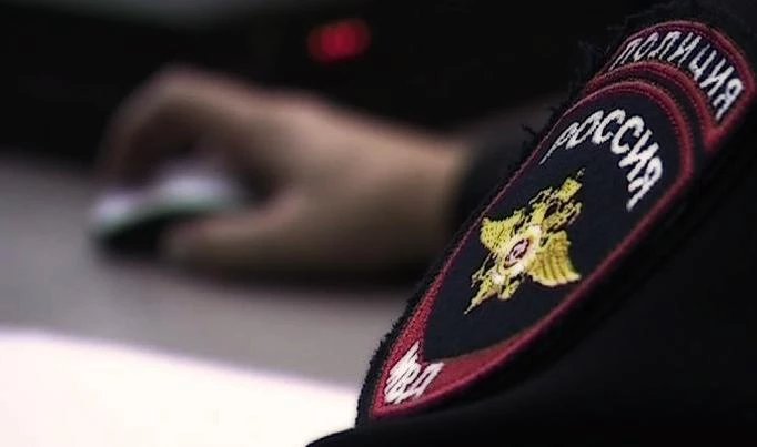 Петербургская полиция проводит проверку видео с облитыми в метро мужчинами - tvspb.ru