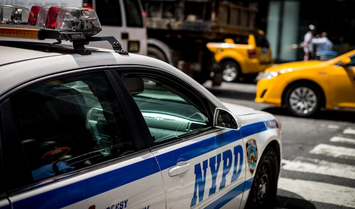 В Нью-Йорке полицейского отстранили от работы после использования удушающего приема при задержании - tvspb.ru