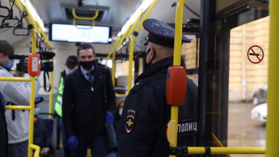 В Петербурге полиция проверяет пассажиров без масок и перчаток