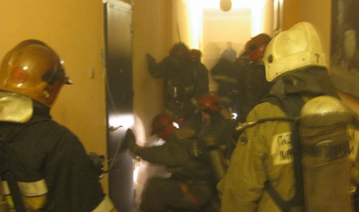 Спасатели за полчаса потушили пожар в квартире на Новобелицкой улице - tvspb.ru