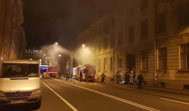 Спасатели ликвидировали пожар в Дегтярном переулке - tvspb.ru