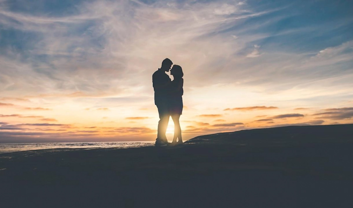 Любовь на расстоянии. Как отмечают Всемирный день поцелуя в период пандемии - tvspb.ru