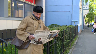 Почтальон Печкин раздал пассажирам кронштадтского автобуса свежий номер «Петербургского дневника»