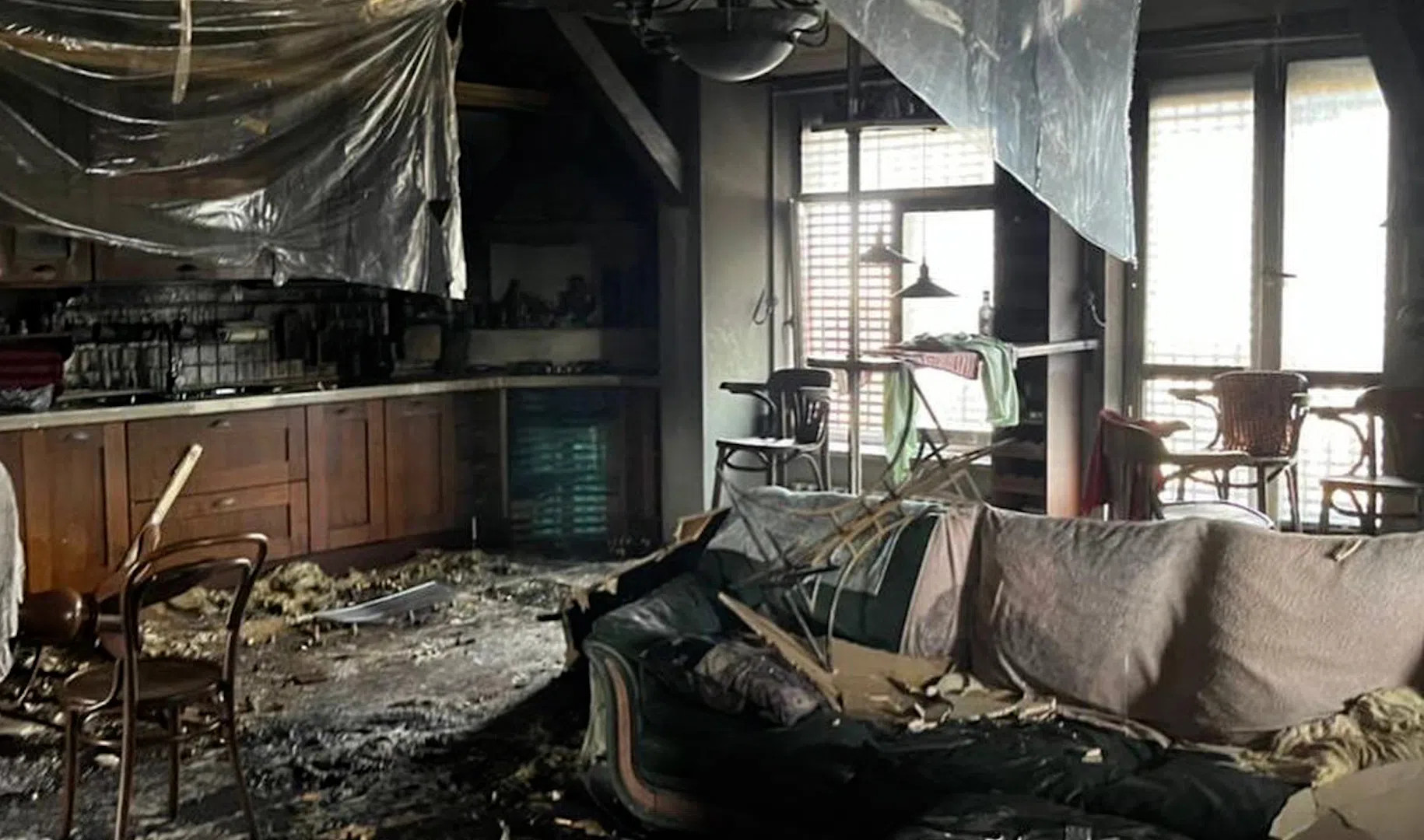 Мебель после пожара. Квартира после пожара. Круглый дом после пожара.