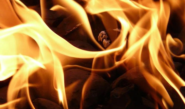 Мужчина погиб в пожаре на Светлановском. Там загорелась сильно захламленная квартира - tvspb.ru