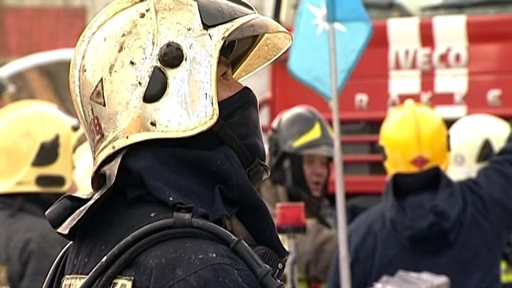 Пожарные тушат буксир в сухом доке Кронштадта - tvspb.ru