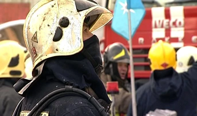На улице Демьяна Бедного тушат пожар на восьмом этаже - tvspb.ru