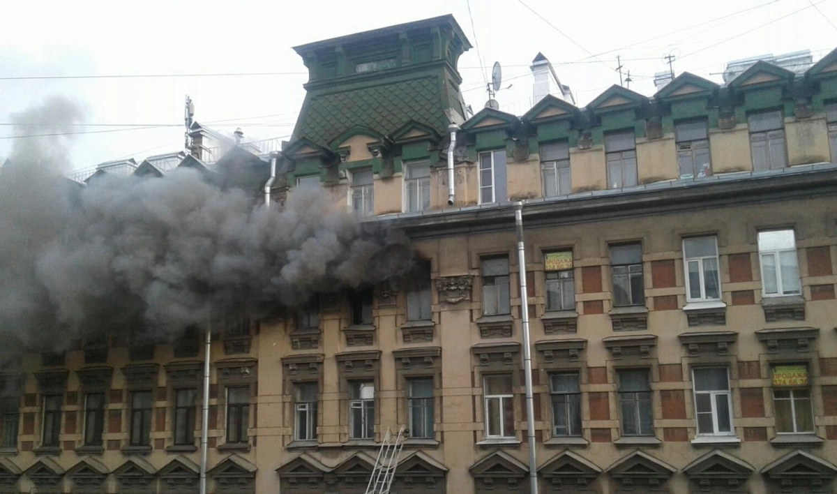 На улице Жуковского загорелся доходный дом Брискорна - tvspb.ru