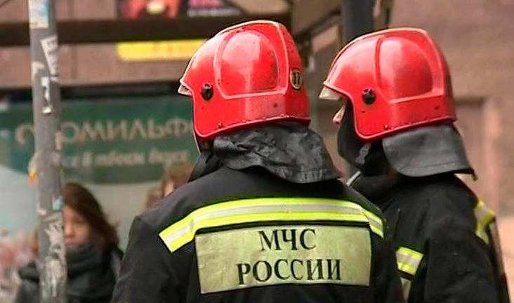 Спасатели эвакуировали 40 человек из горящего дома на Озерной - tvspb.ru