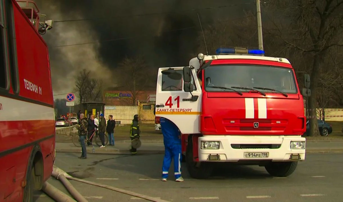Спасатели начали снижать ранги пожара в здании Невской мануфактуры - tvspb.ru