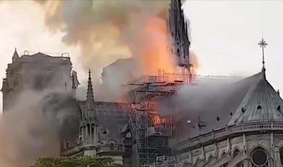 Во время пожара в Париже могла пострадать икона Владимирской Божьей Матери - tvspb.ru